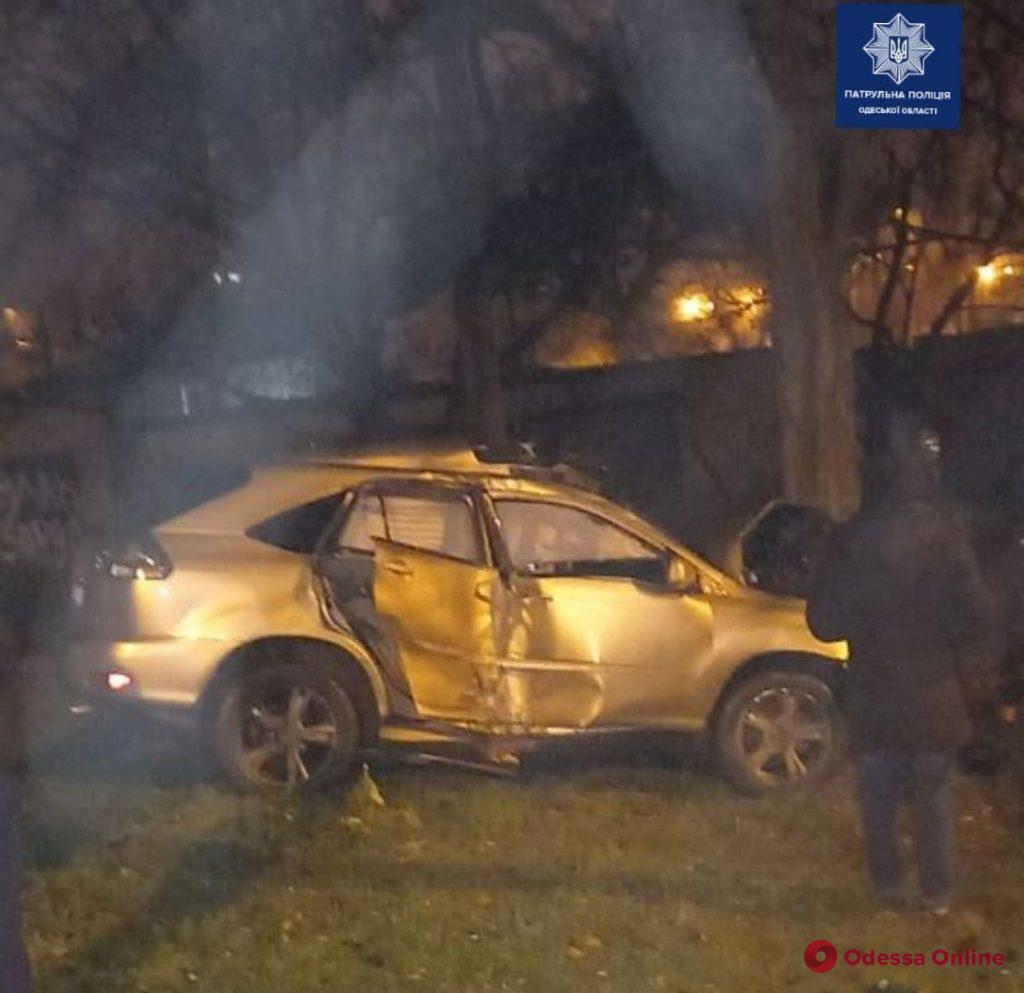 На Ольгиевском спуске Lexus RX врезался в бетонный забор, а затем в дерево – пассажира доставали спасатели (фото)