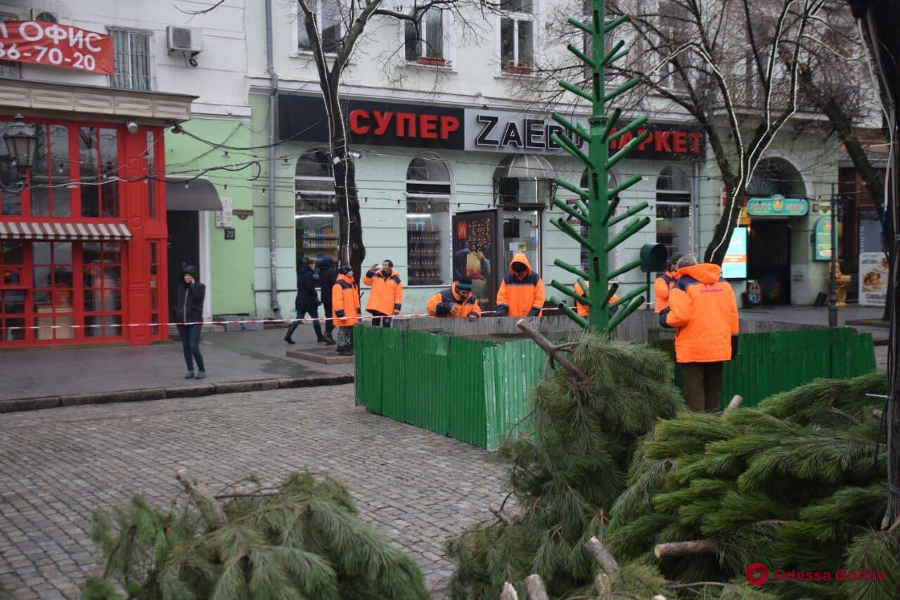На Дерибасовской устанавливают новогоднюю елку