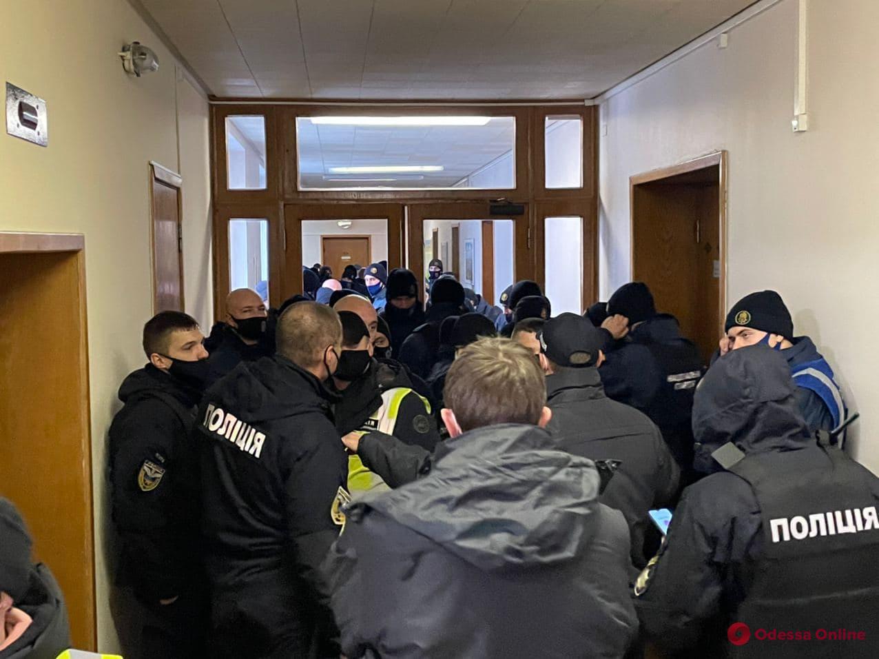 Скандальная сессия Одесского облсовета: депутаты от «ОПЗЖ» блокировали трибуну и штурмовали зал заседаний