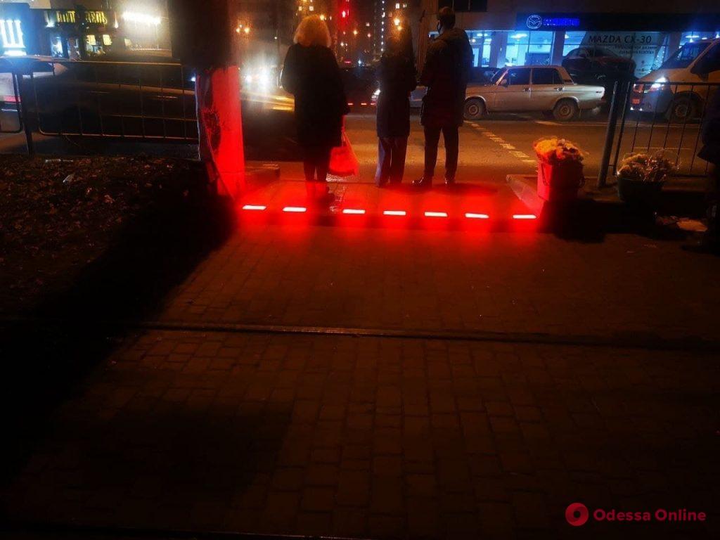 На Люстдорфской дороге установили третий в городе LED-светофор