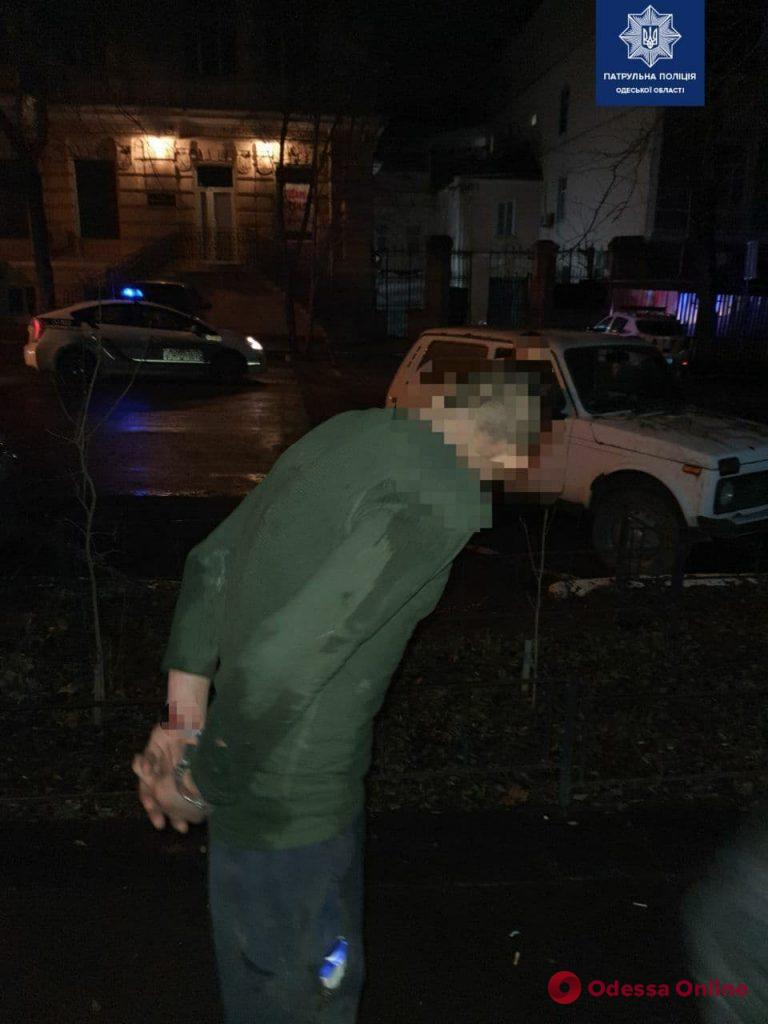 Ночью в центре в Одессы двое хулиганов крушили автомобили и витрины магазинов