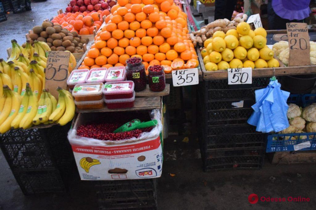 Курага, чеснок и мандарины: предновогодние цены на одесском «Привозе»