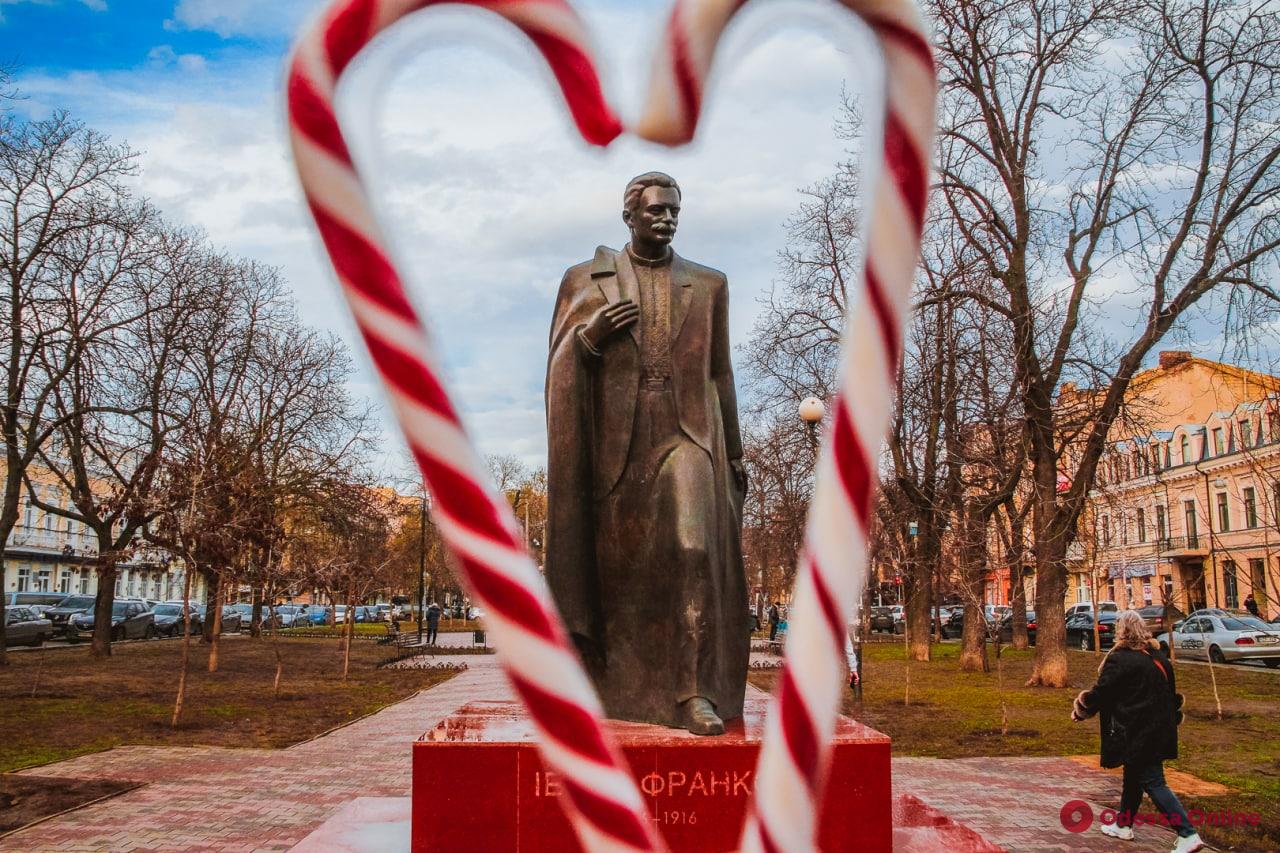 Одесские памятники подготовились к Новому году (фоторепортаж)