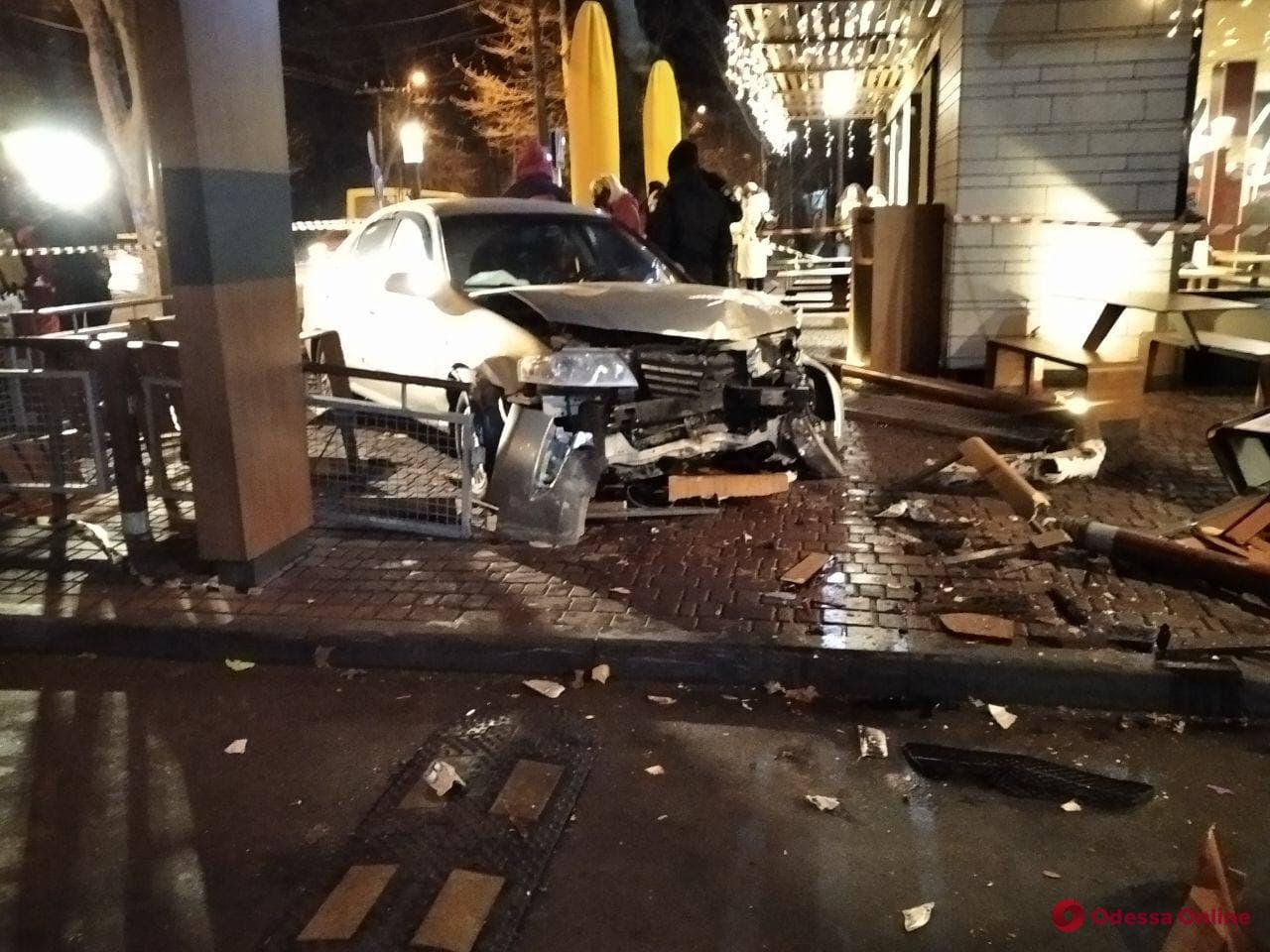 В Одессе на проспекте Шевченко Nissan Almera вылетел на террасу McDonalds и сбил женщину (фото, обновлено)