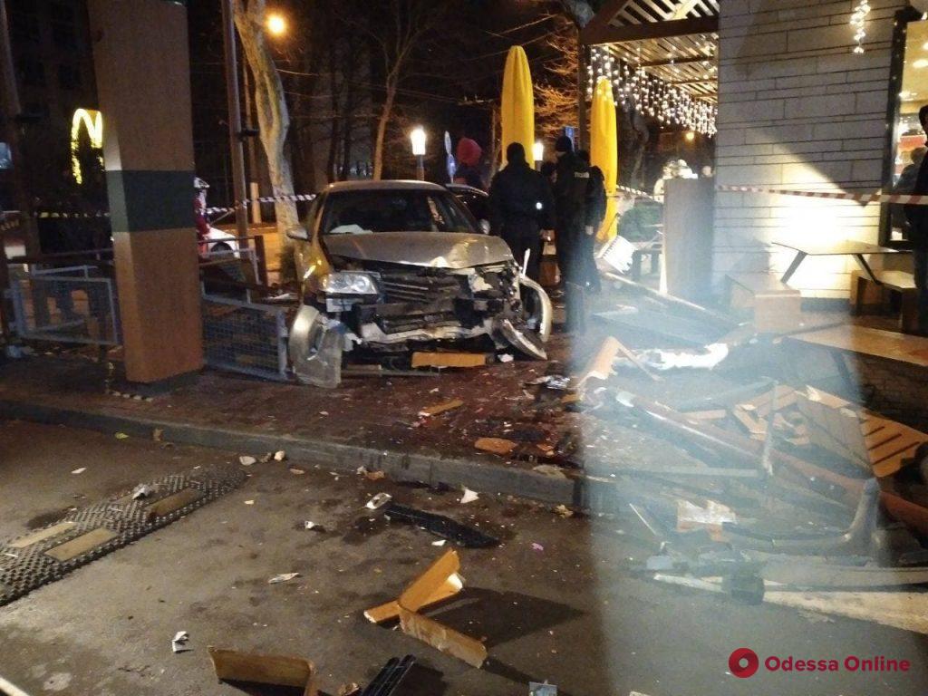В Одессе на проспекте Шевченко Nissan Almera вылетел на террасу McDonalds и сбил женщину (фото, обновлено)