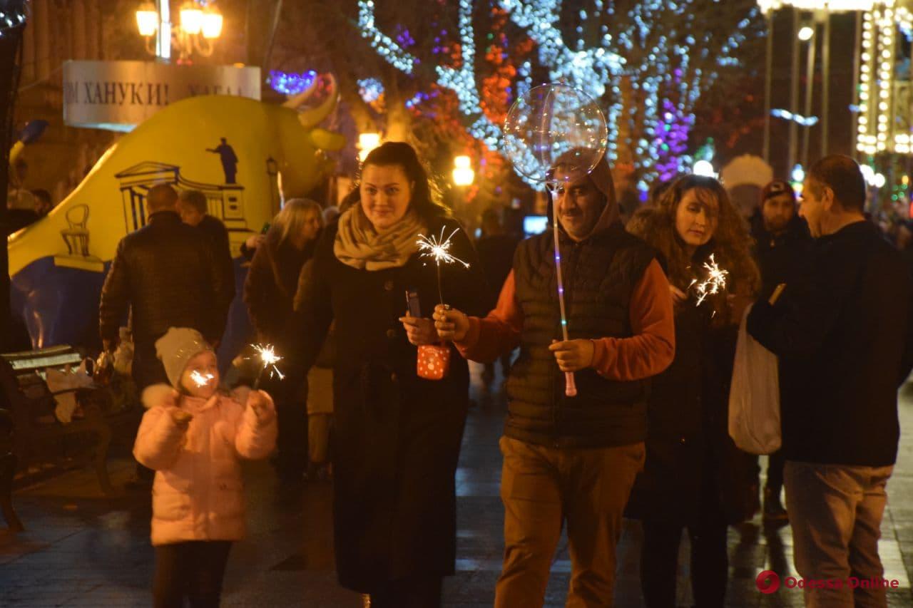 Без живого концерта, но с праздничным настроением: одесситы пришли на Приморский бульвар встретить Новый год