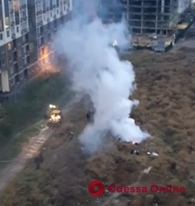 В Одессе сожгли временный «домик» пары обездоленных рабочих (видео)