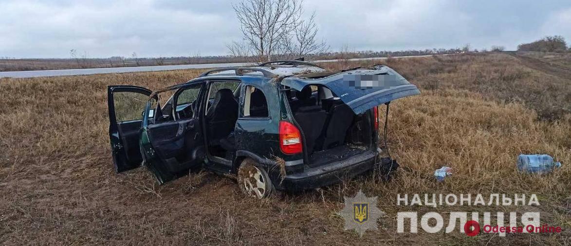 На трассе Одесса-Рени Opel вылетел в кювет — погибла 71-летняя женщина, двух детей госпитализировали