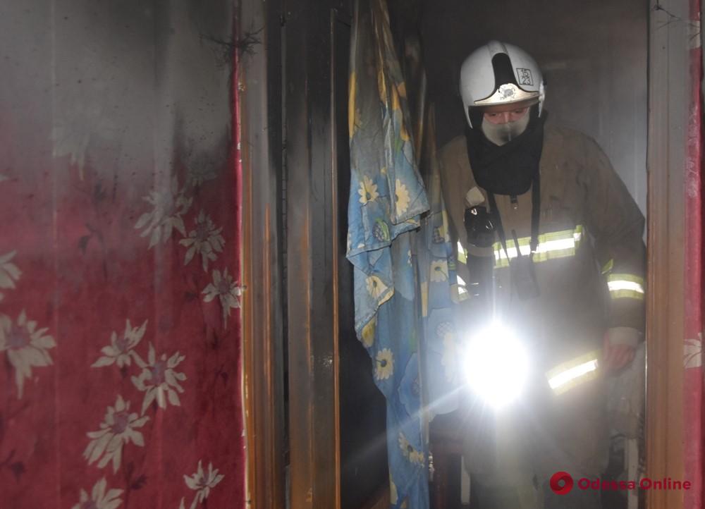 В Одессе на Черемушках во время пожара спасли двух человек