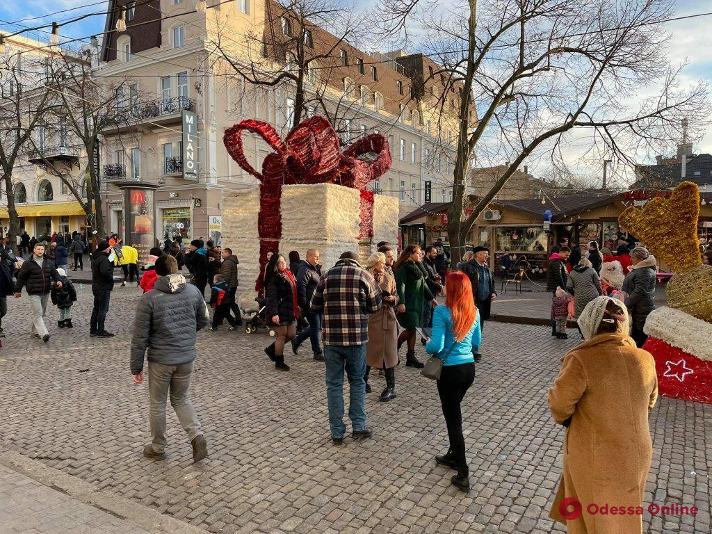 В центре Одессы продолжается празднование Нового года