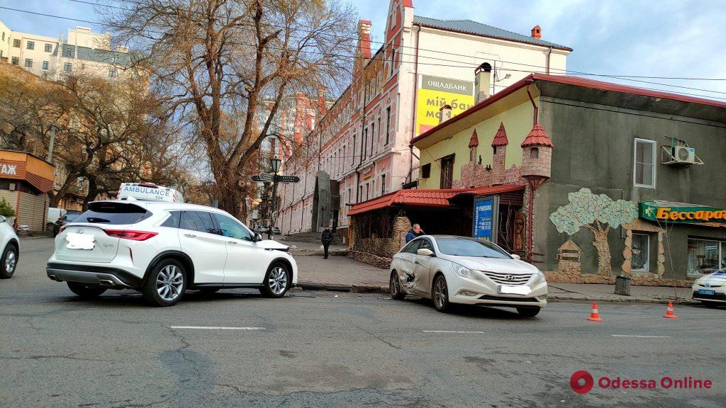 В центре Одессы столкнулись Hyundai и Infiniti