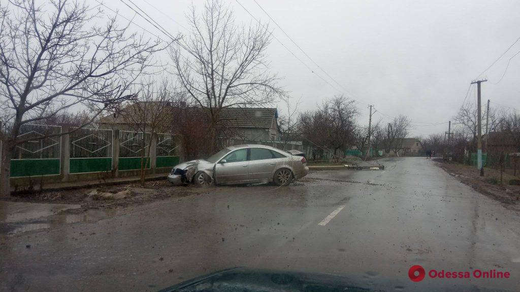 В Одесской области легковушка снесла электроопору