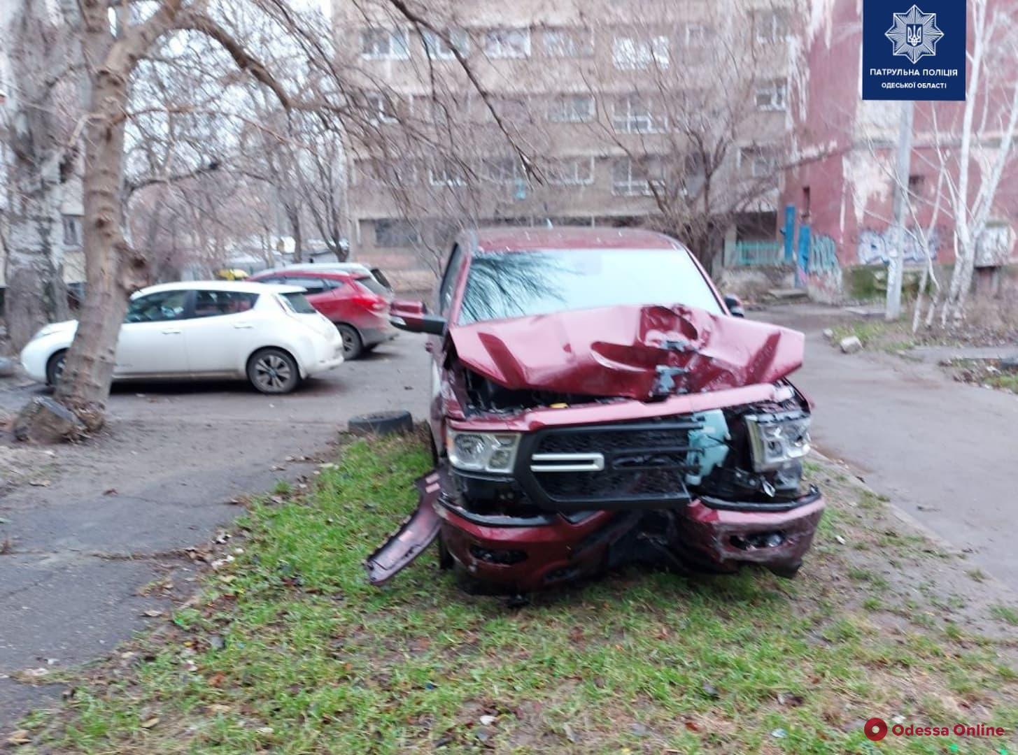 В Одессе Dodge Ram врезался в остановку, столкнулся с двумя авто и скрылся