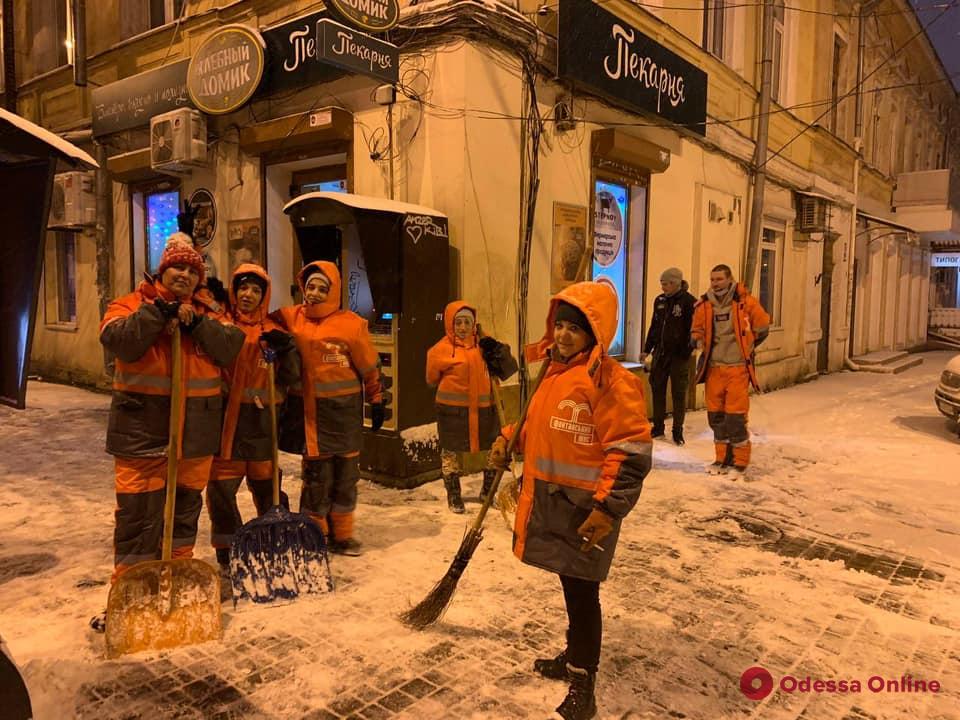 Одессу засыпало снегом – с ночи дороги чистят более сотни единиц спецтехники (фото, видео)