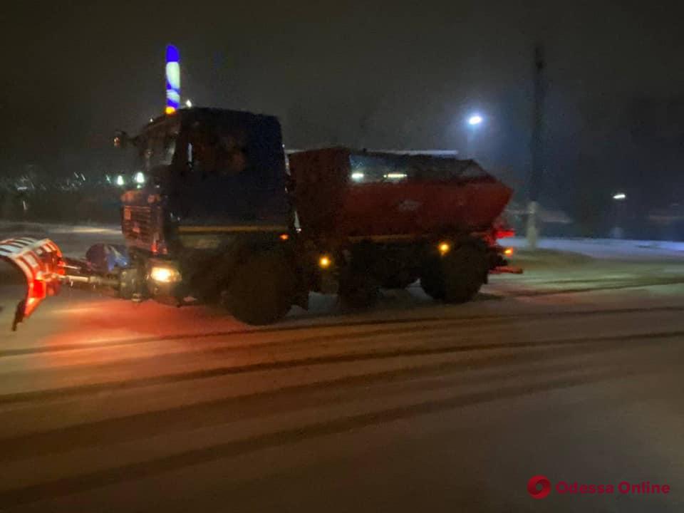 Одессу засыпало снегом – с ночи дороги чистят более сотни единиц спецтехники (фото, видео)