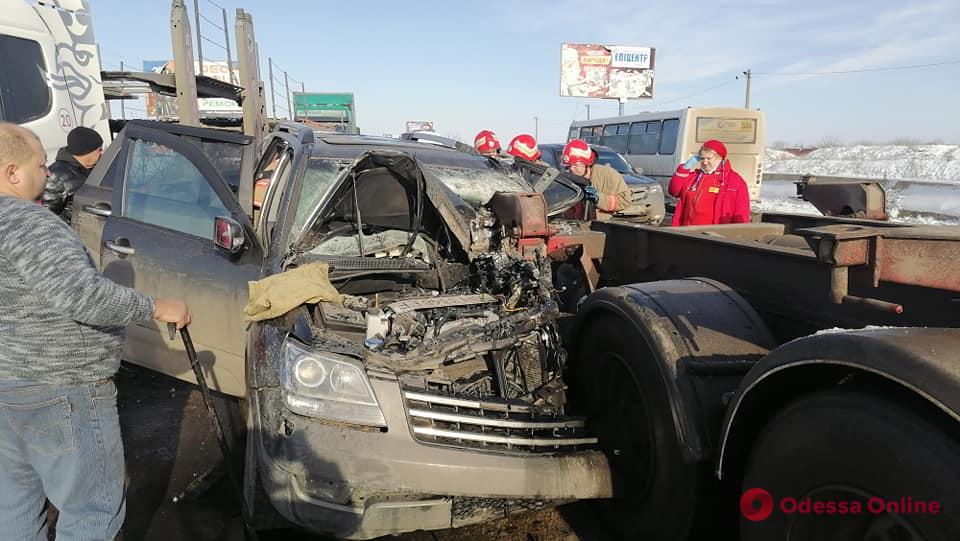 Под Одессой столкнулись грузовик и внедорожник — есть пострадавший (обновлено)