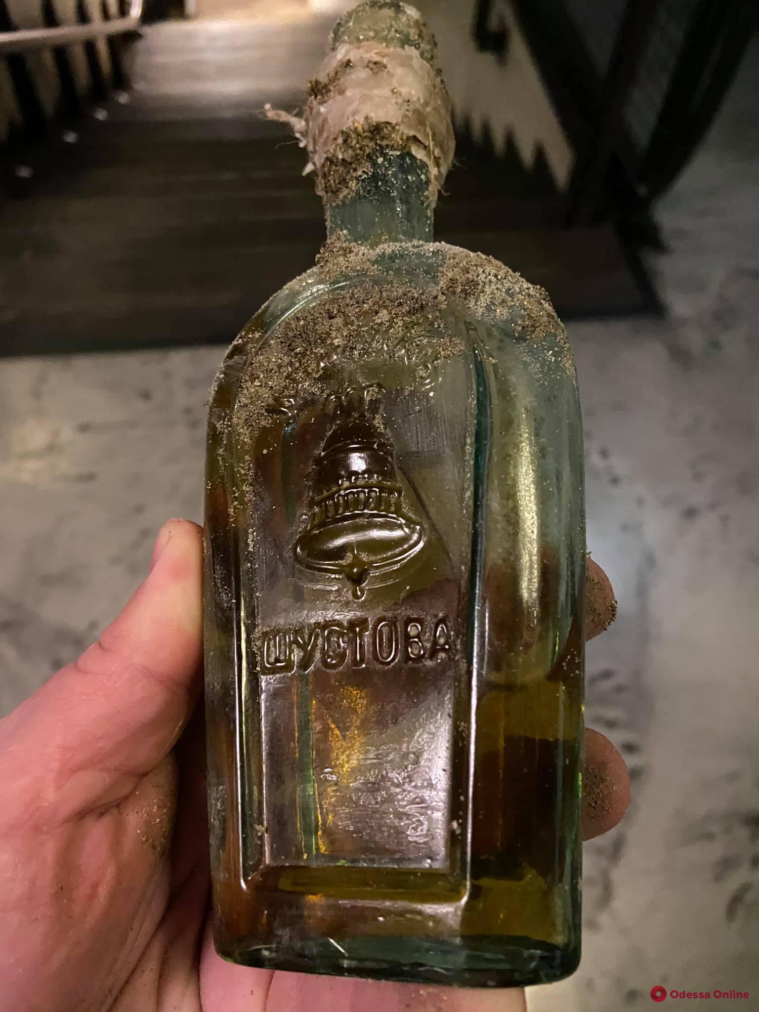 В Одессе рабочие нашли бутылку 120-летнего коньяка (фото и видео)