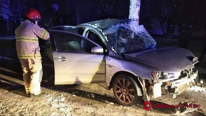 В Подольске легковушка врезалась в стойку билборда — водителя зажало в салоне