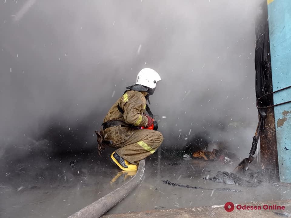 Под Одессой тушили пожар в частном доме