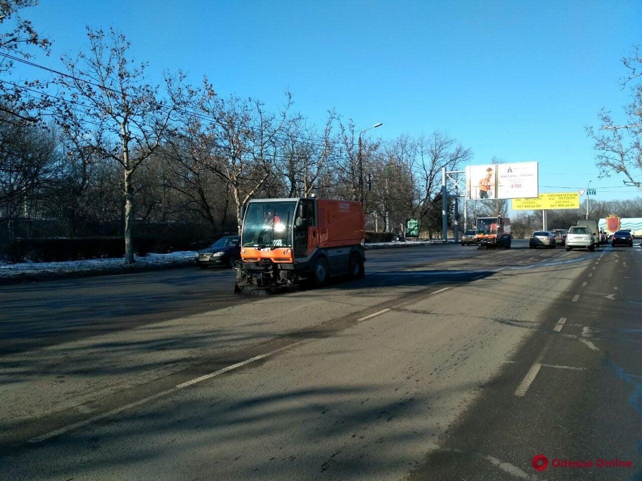 Одесские коммунальщики чистят ливневки и вывозят остатки снега