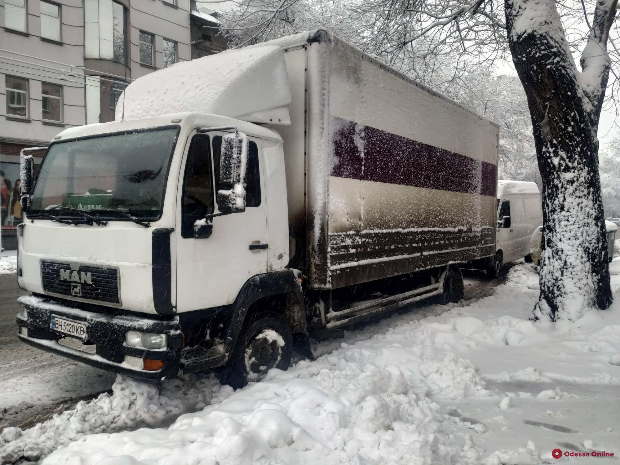 Из-за сильного снегопада в Одессу ограничили въезд фур и грузовиков