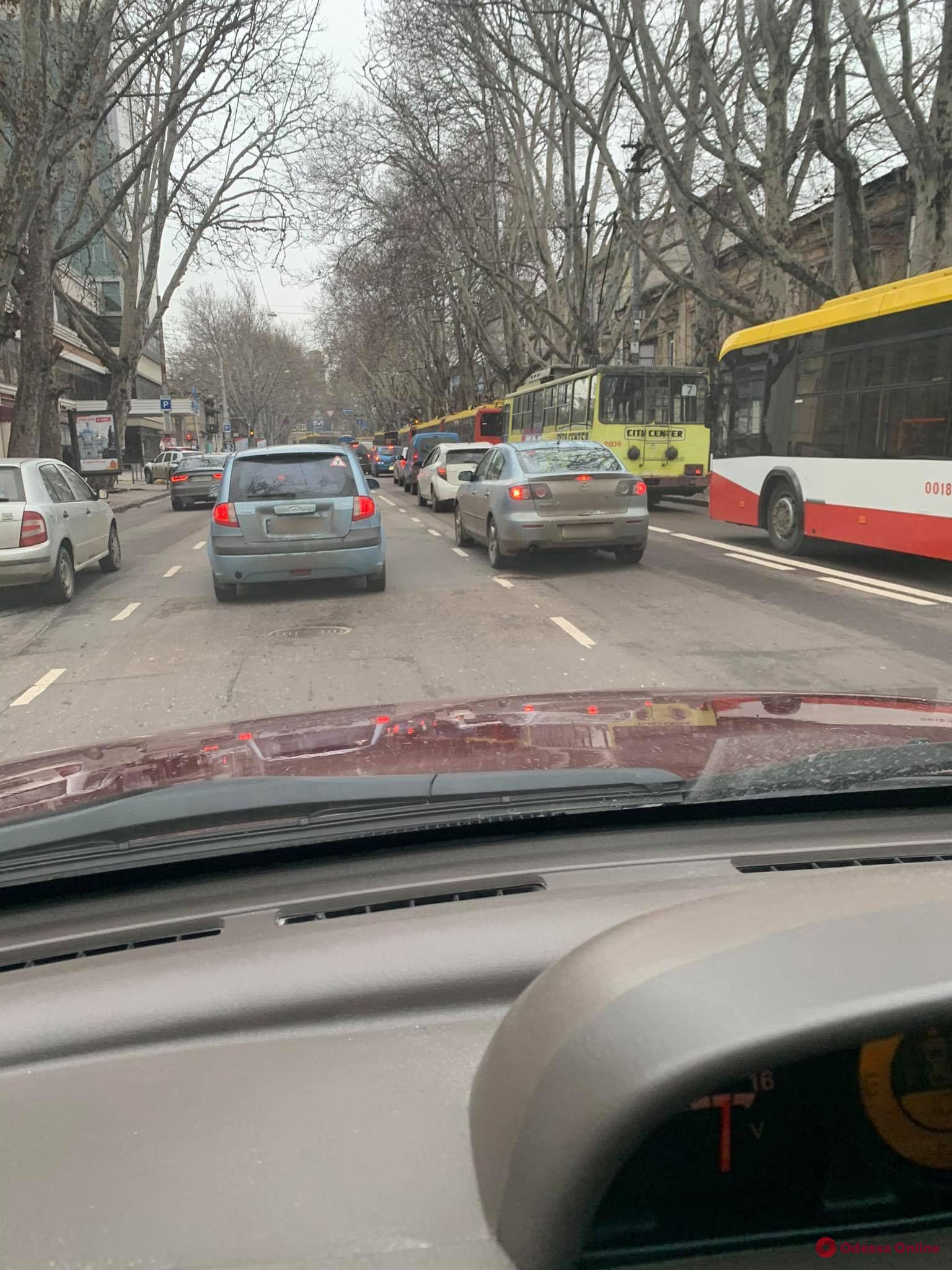 Из-за ДТП на Ришельевской стоят троллейбусы