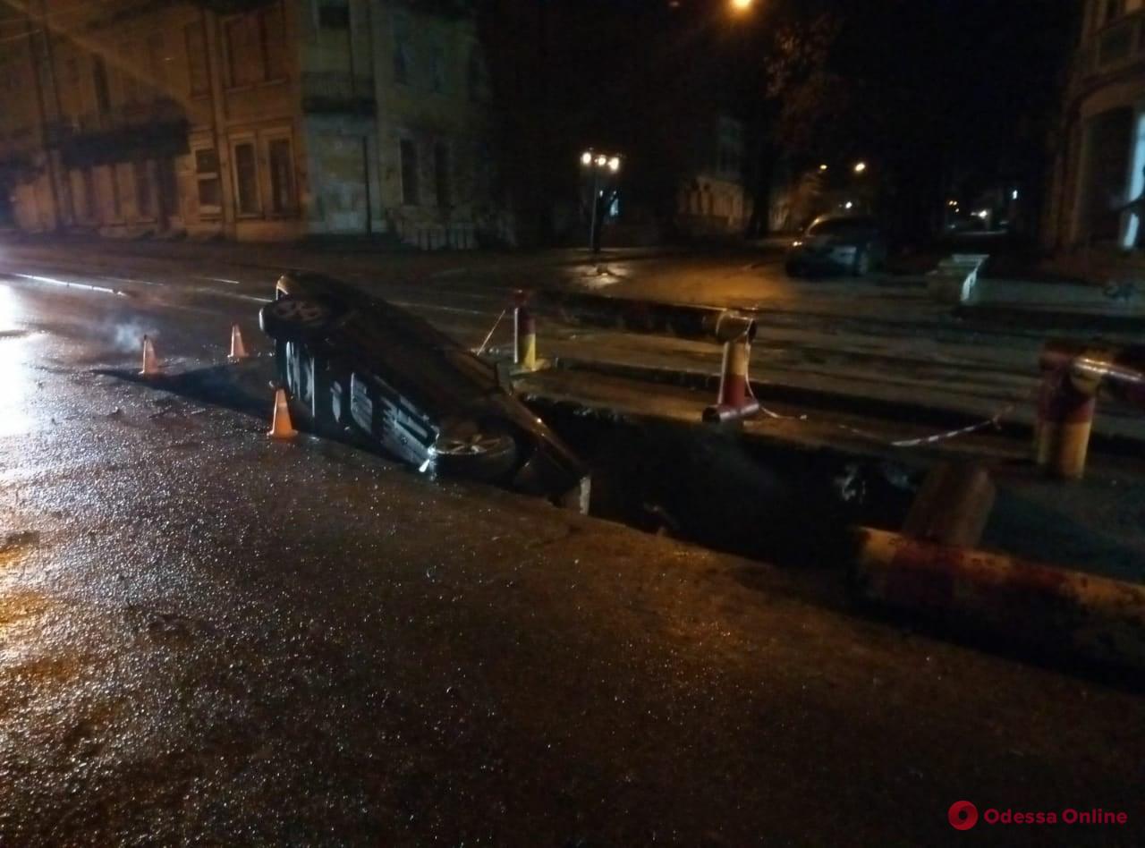 На Градоначальницкой легковушка упала в вырытую коммунальщиками яму