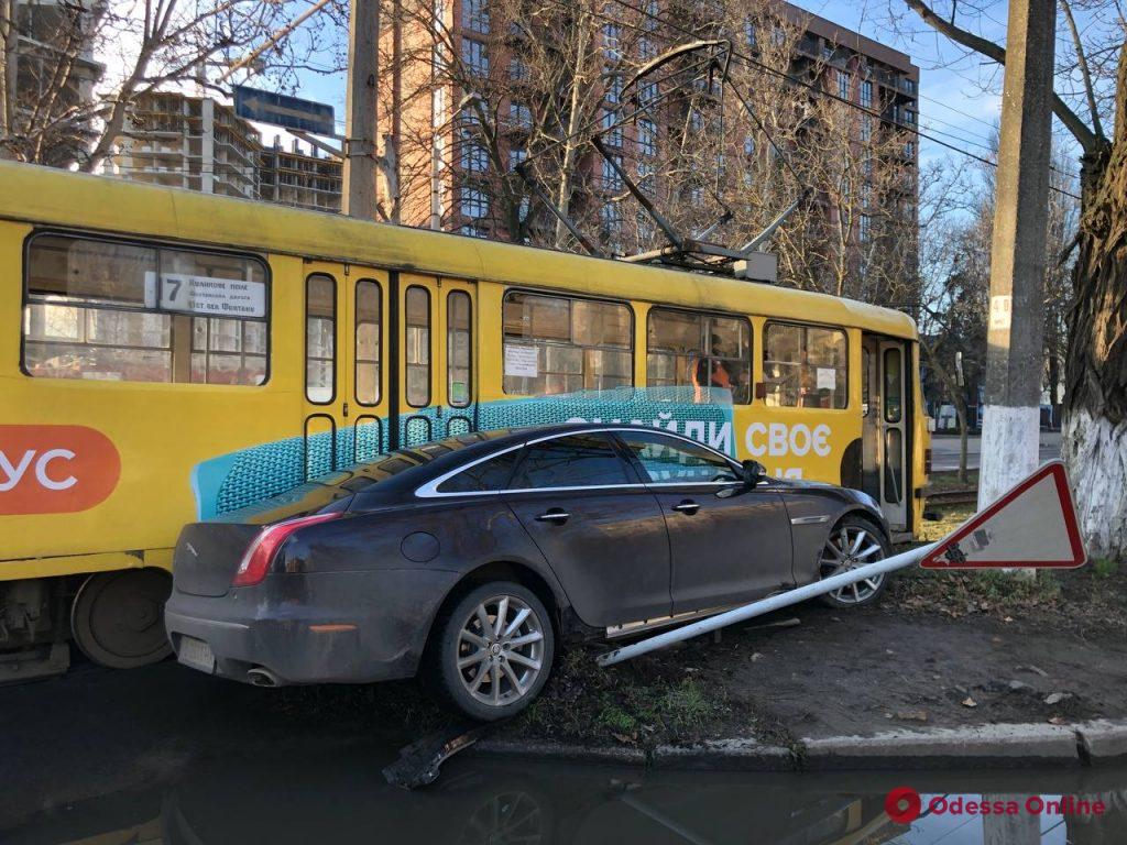 В Одессе столкнулись «Ягуар» и трамвай