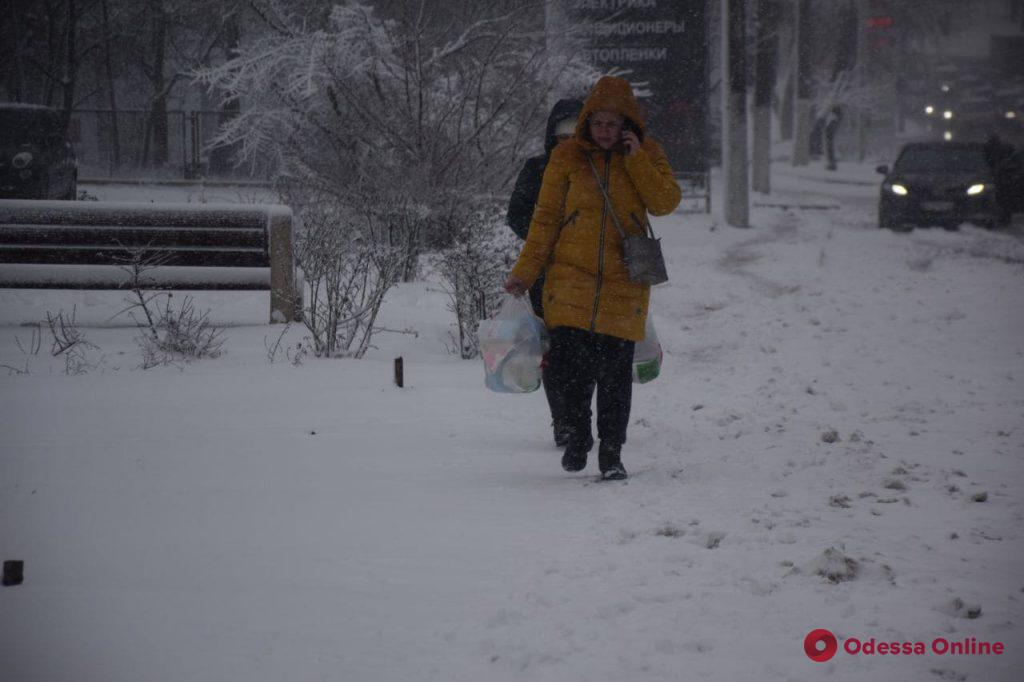 С раннего утра в Одессе тысяча коммунальщиков и свыше сотни единиц спецтехники чистят дороги от снега