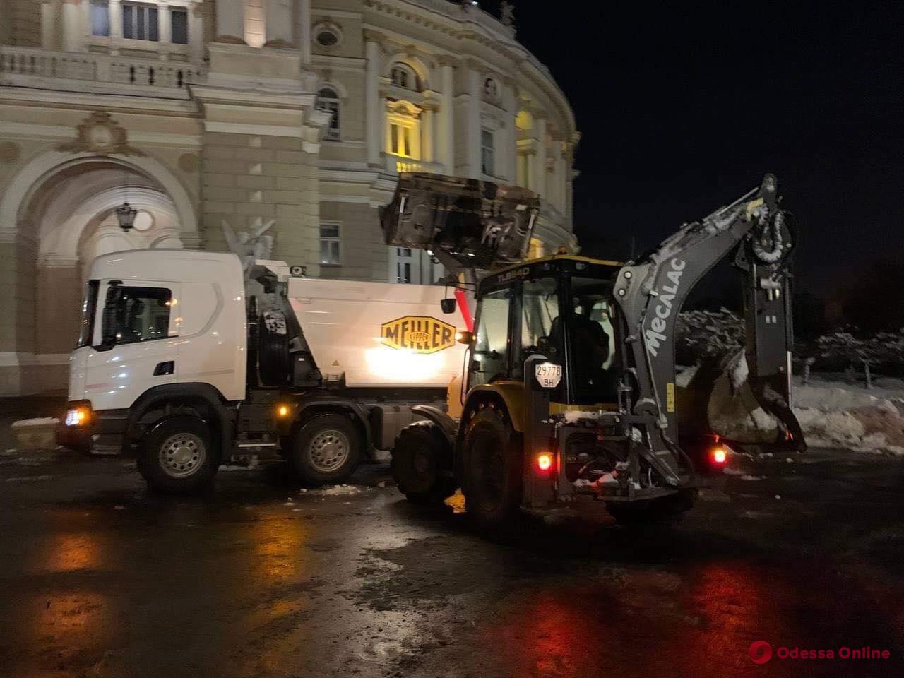 Одесские коммунальщики продолжают освобождать город от снега