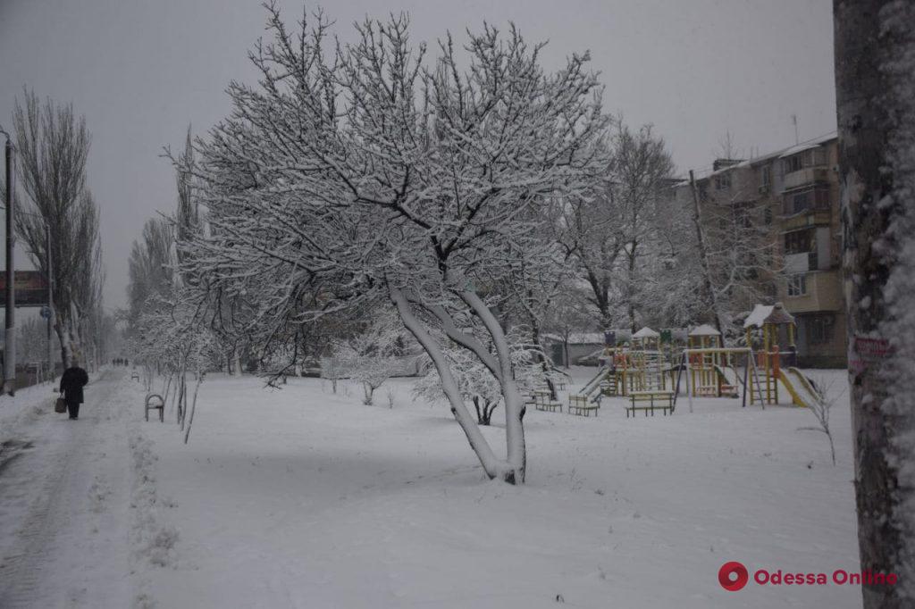 С раннего утра в Одессе тысяча коммунальщиков и свыше сотни единиц спецтехники чистят дороги от снега