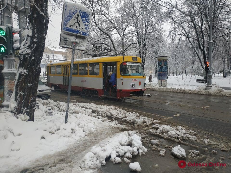 В центре Одессы на ходу вспыхнул трамвай (видео)
