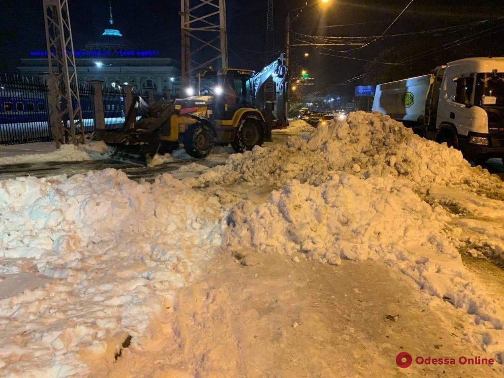 Одесские коммунальщики продолжают освобождать город от снега