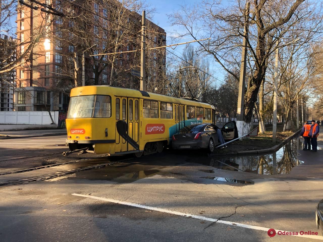 В Одессе столкнулись «Ягуар» и трамвай