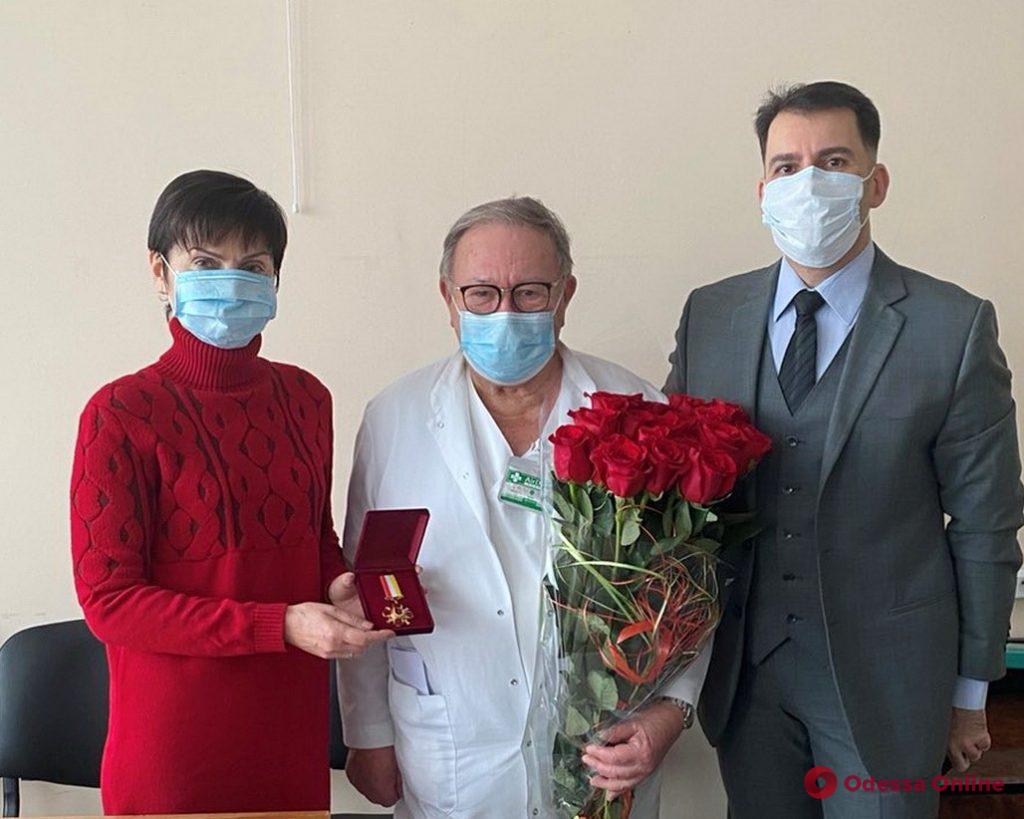 Одесский врач, работающий уже 62 года, получил награду от мэрии (фото)