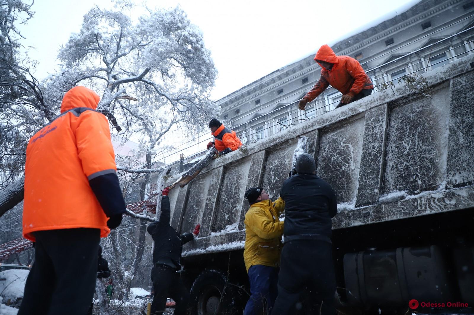 Мэр Одессы о скептиках, раскритиковавших труд коммунальщиков: «Попробуйте поработать лопатами в метель и мороз»