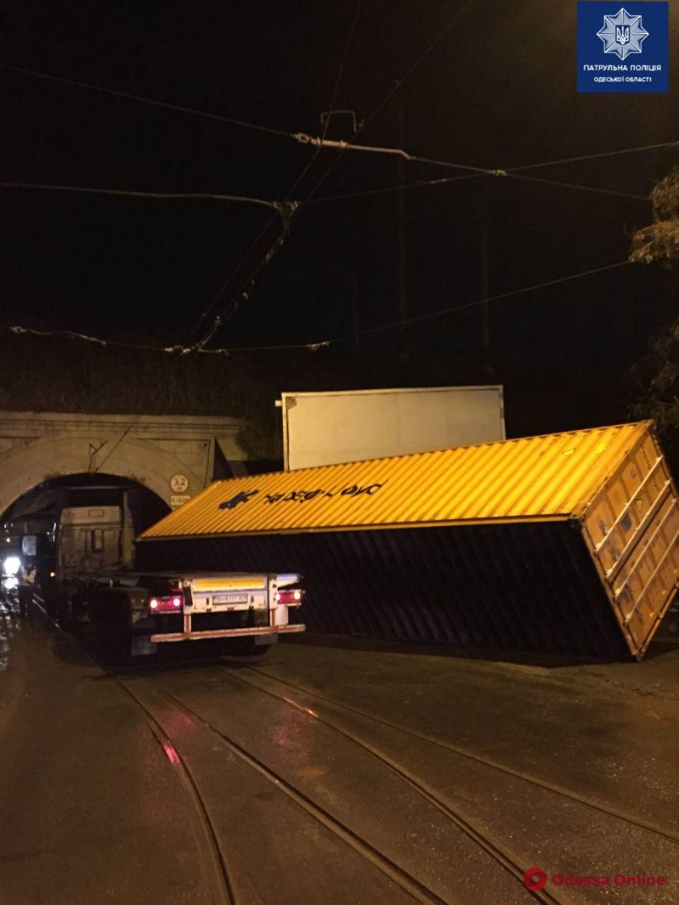 Водитель фуры пытался проехать под Глухим мостом в Одессе и «потерял» контейнер (фото)