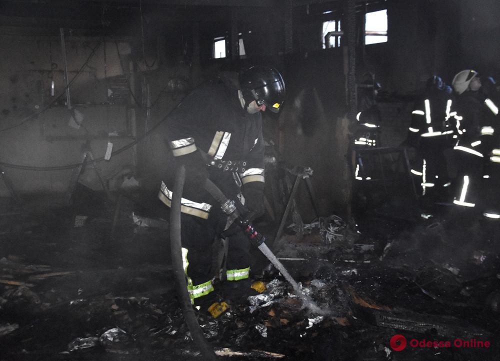 На Старокиевском шоссе тушили пожар на складе дверей