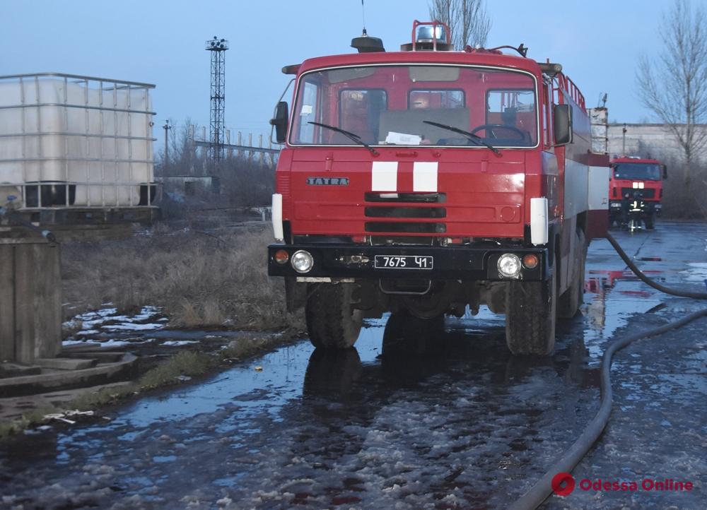 На Старокиевском шоссе тушили пожар на складе дверей