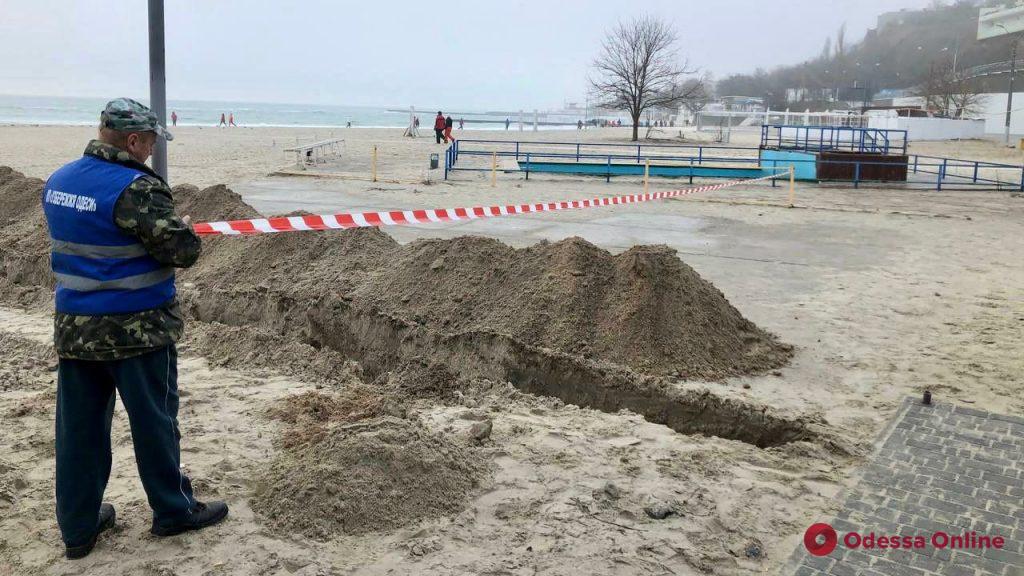На пляже в районе 10-й станции Фонтана коммунальщики раскопали нелегальную канализацию