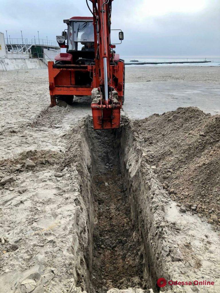 На пляже в районе 10-й станции Фонтана коммунальщики раскопали нелегальную канализацию
