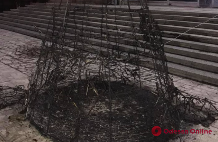 В селе Одесской области сгорела главная новогодняя елка