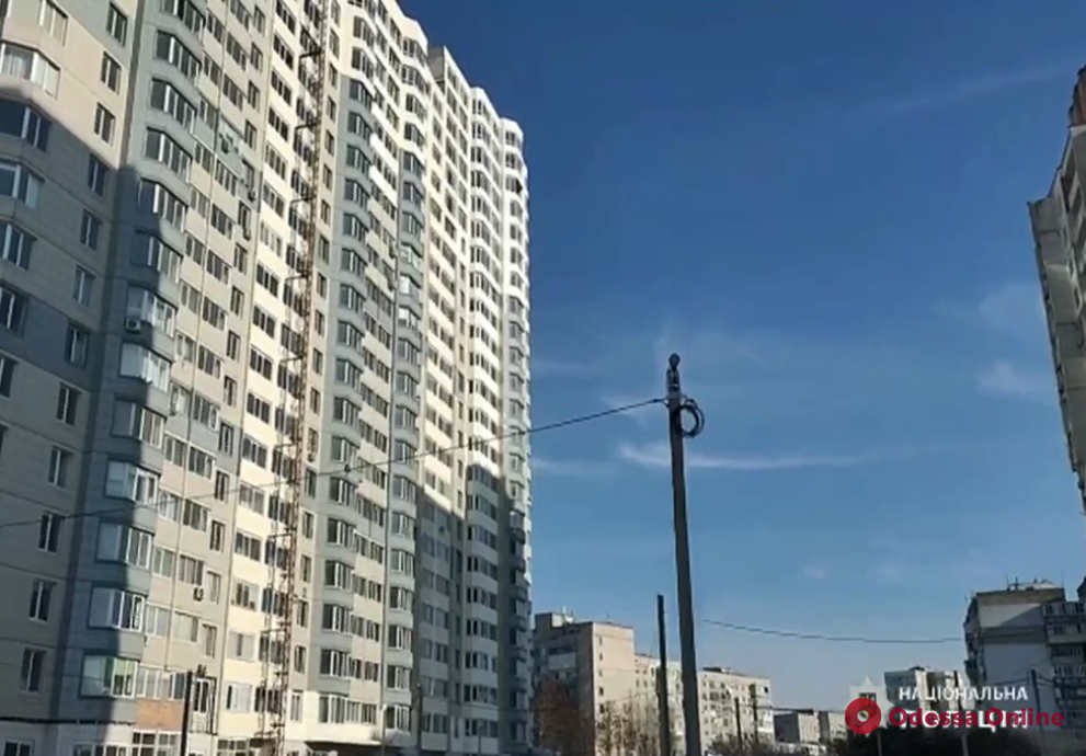 В Черноморске патрульный спас парня, который хотел спрыгнуть с 22-го этажа