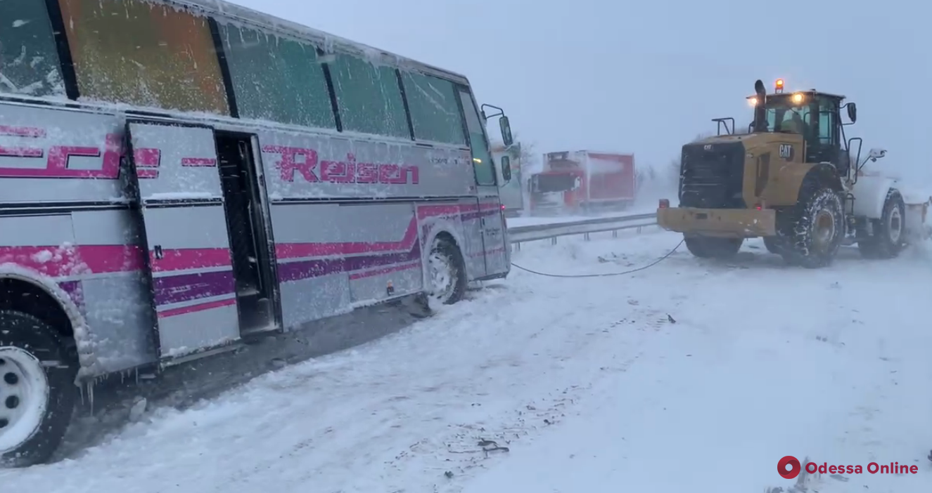 На киевской трассе из снежной ловушки освободили пассажирский автобус (видео)
