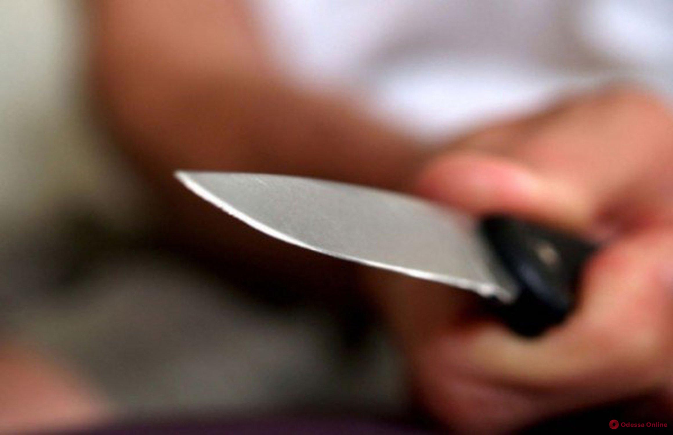 Во дворе одесского общежития мужчина ударил ножом двух студентов