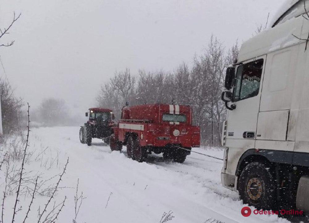 В Одесской области спасатели продолжают ликвидировать последствия снегопада