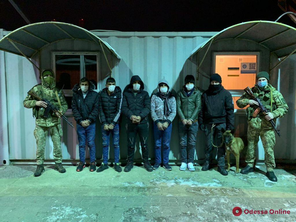 В порту Черноморска в прицепе с автомаслом обнаружили группу нелегалов из Сирии