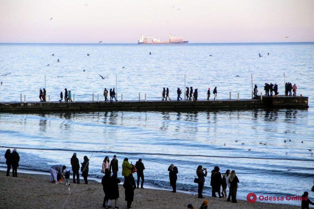 В теплый январский посленовогодний день одесситы ринулись к морю (фоторепортаж)