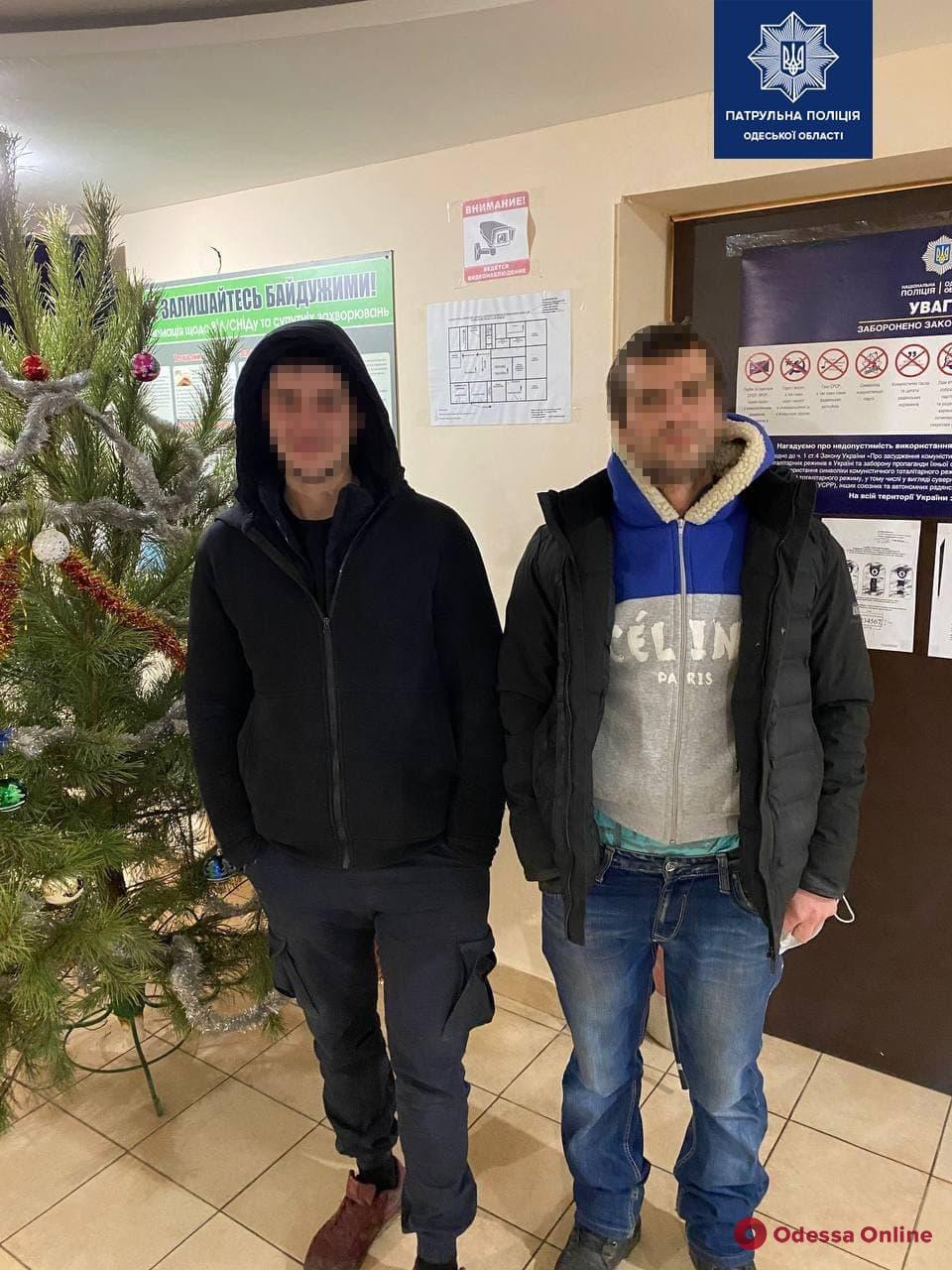 В Одессе двое пьяных мужчин украли декоративные растения, чтобы продать