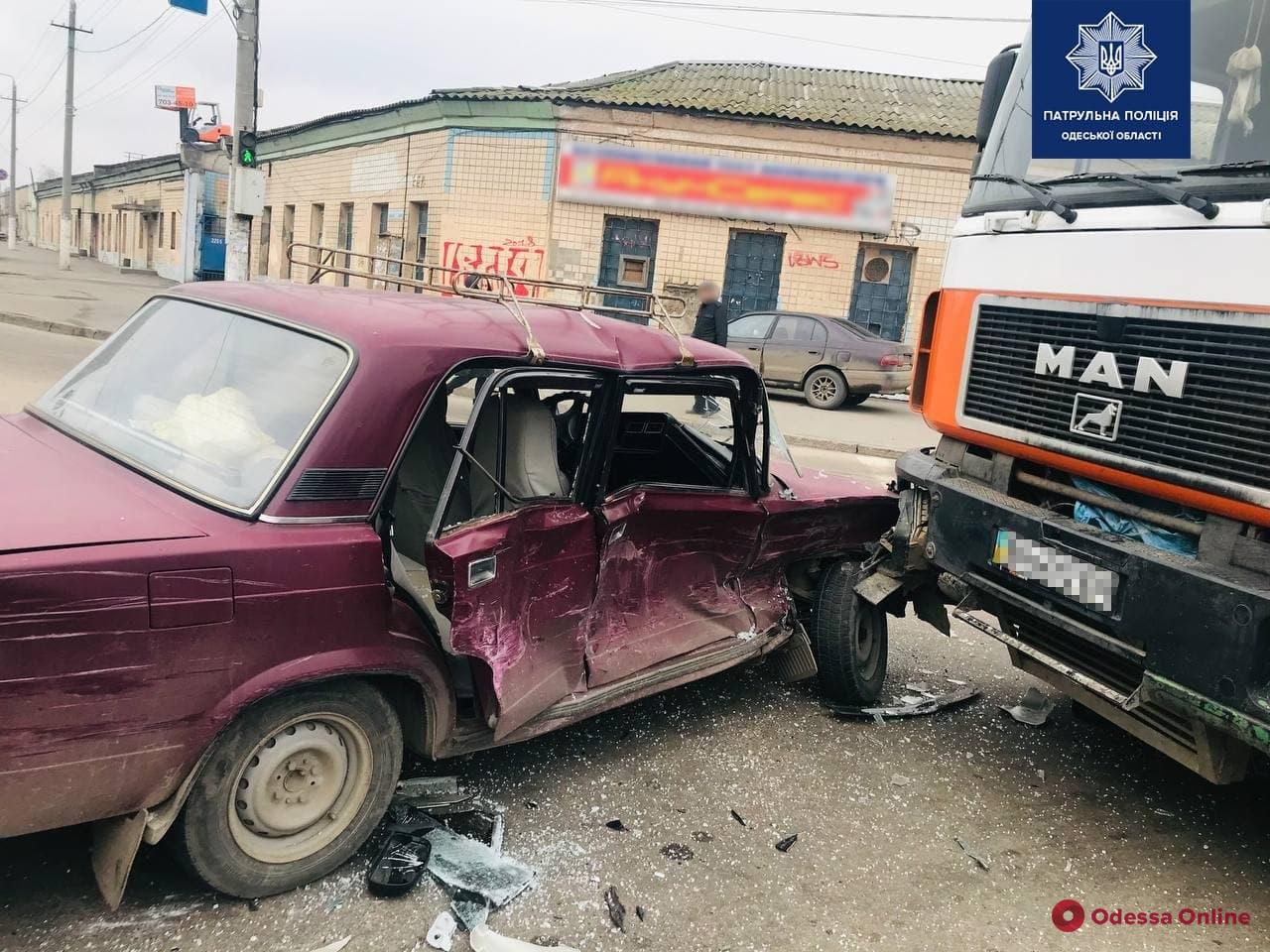 На Николаевской дороге столкнулись легковушка, грузовик и внедорожник — есть пострадавший